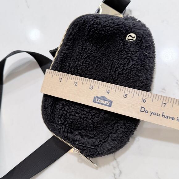 Lululemon Belt Bag Womens One Size Black Sherpa Fleece Crossbody Fanny Pack gold - Picture 11 of 11